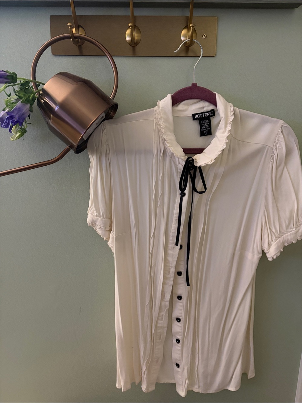 Hot Topic Cream Short-Sleeve Ruffle Collar Button-Down with Black Tie